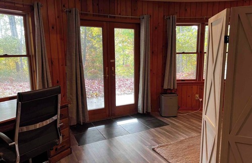 Benzonia House | Charming 2-bedroom Yurt with AC, WiFi in serene Benzonia