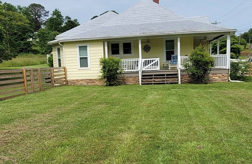 Butler Cottage | Charming 2 BR/2BA cottage in Butler-great covered porches, big fenced yard