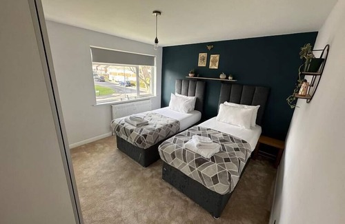 East Wickham Apartment | Charming 2-BR House offering WIFI, Parking and a Garden | On Site Stays Welling