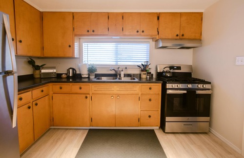 Gold Hill Cottage | Charming 2 BR riverside stopover in Gold Hill. Private hot tub, river access, and just down the road from Del Rio Vineyards. Perfect base for exploring the Rogue Valley. Pet-friendly!