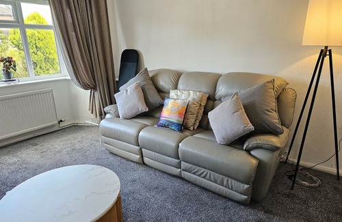Chester House | Charming 2BR Bungalow Near Chester City Centre