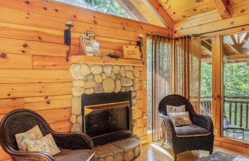 Sevierville Ski Chalet | Charming 2BR Cabin with Hot Tub & Mountain Views