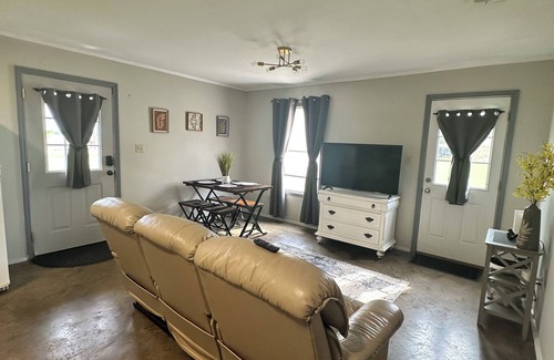 Natchitoches Apartment | Charming 2BR Guesthouse, King Beds, Kitchen & Parking Close to Historic Downtown