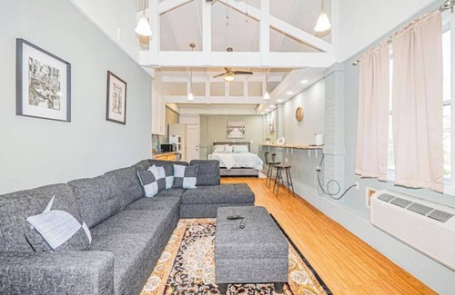 Brookland House | Charming 2BR Hideaway & comfortable Stay in NE DC!