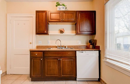 Cleveland Apartment | Charming 2BR 1 bath in the heart of CLE Heights
