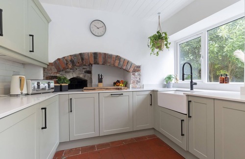Gilwern Cottage | Charming 3-Bed Cottage by the River Usk