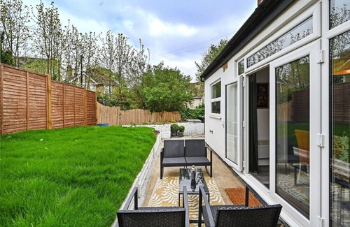 Croham Apartment | Charming 3 bed, garden, parking, Gatwick easy access