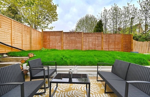 Croham Apartment | Charming 3 bed, garden, parking, Gatwick easy access