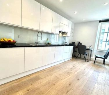 Chelsea Harbour Apartment | Charming 3 Bed Luxury Flat in Central London