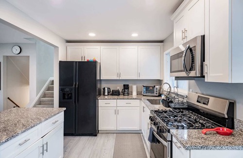 Romulus House | Charming 3-Bed Stay, Airport 10 Min, Pets OK
