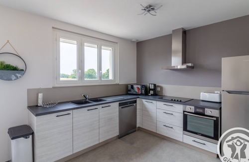 Meon Cottage | Charming 3-Bedroom Retreat with Terrace, Garage, and Close to Zoo - Perfect for Families and Motorcyclists