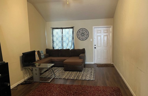 Universal City House | Charming 3-bedroom house with WiFi and AC on Northeast Side
