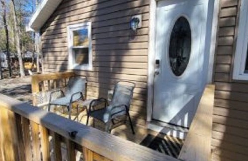 Greentown Cabin | Charming 3-bedroom cabin with WiFi, AC in Promised Land State Park