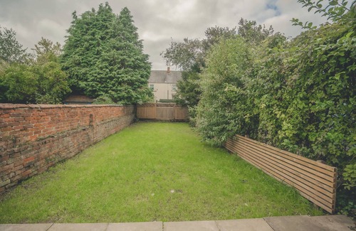 Old Trafford House | Charming 3 Bedroom Home with Garden in Banbury