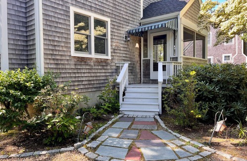 East Chop House | Charming 3-bedroom house in OakBluffs, walking distance to Circuit Ave!