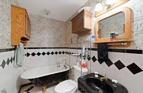 Henryetta House | Charming 3-bedroom house with WiFi, AC in lovely Henryetta