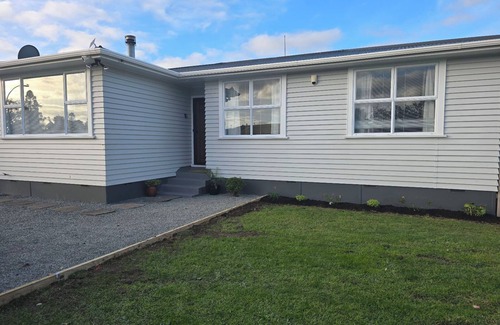 Papakura House | Charming 3-bedroom house in Papakura 20min from Airport
