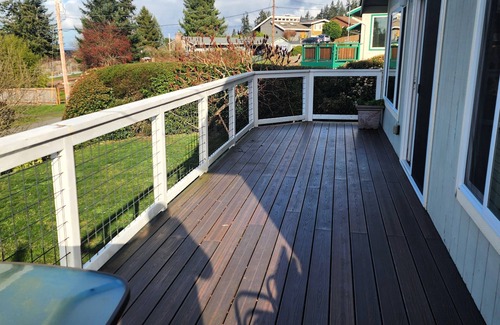 Freeland House | Charming 3-bedroom house overlooking Holmes Harbor w/WiFi and gas fireplace