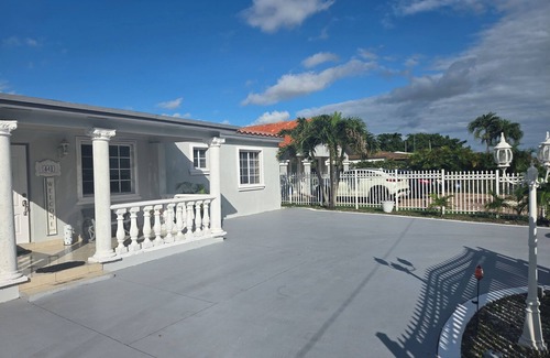 Hialeah House | Charming 3-bedroom house with WiFi, AC in awesome Hialeah. La casa Cubana.