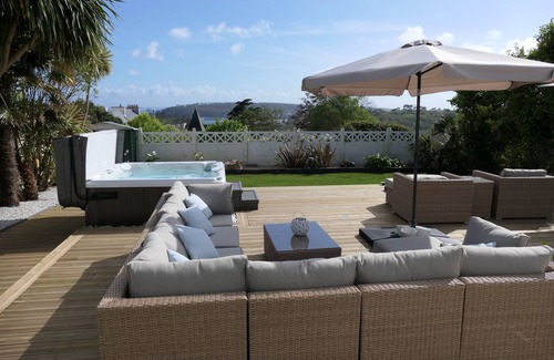 Crozon Villa | Charming 3-bedroom house with sea view and spa, close to shops and restaurants