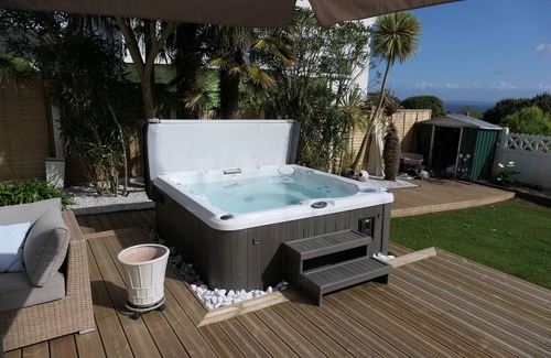 Crozon Villa | Charming 3-bedroom house with sea view and spa, close to shops and restaurants