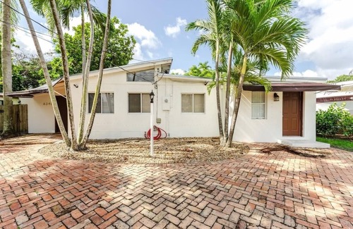 Coral Terrace House | Charming 3-bedroom house , free wifi near Nicklaus CHildren's Hospital in Miami