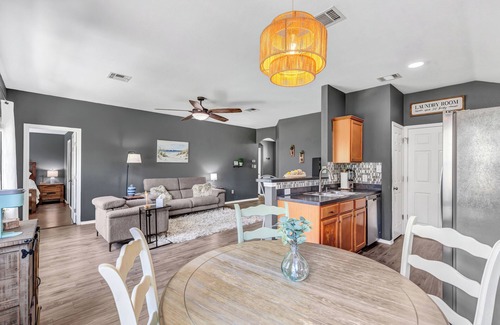 Taylor House | Charming 3-bedroom house with pool, massage chair, fitness room, WiFi in Taylor