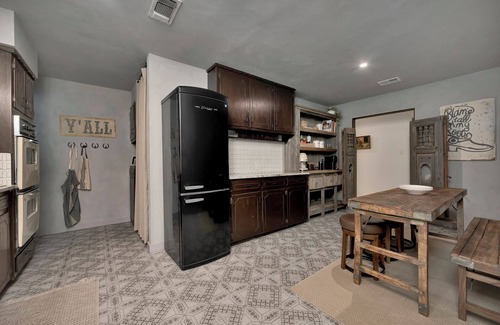 Roanoke House | Charming 3-bedroom Modern Rustic Retreat on 1 acre
