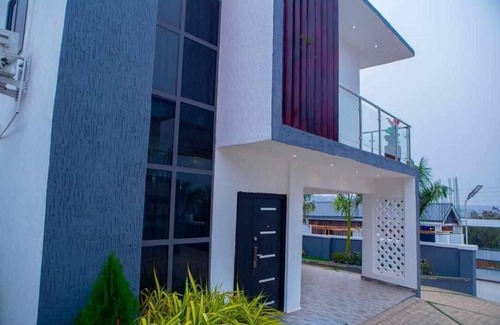 Accra House | Charming 3-bedroom ocean view estate with WiFi, AC in adorable Kokrobite
