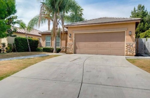 Rosedale House | Charming 3-bedroom house in lovely Bakersfield with WiFi, AC