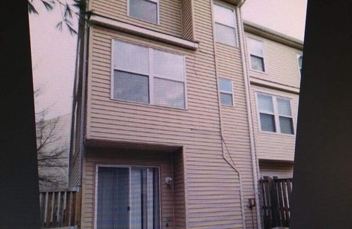 Burtonsville House | Charming 3-bedroom townhome with WiFi, AC in tranquil Burtonsville