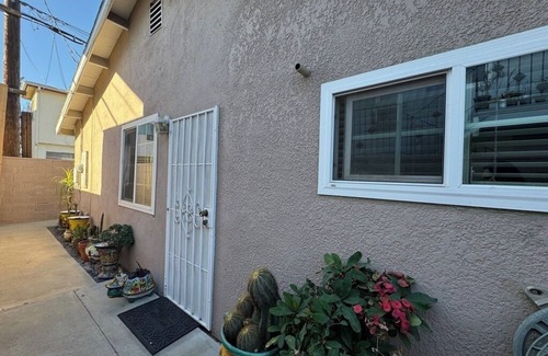 Burbank House | Charming 3-bedroom house in brilliant Los Angeles with WiFi, AC