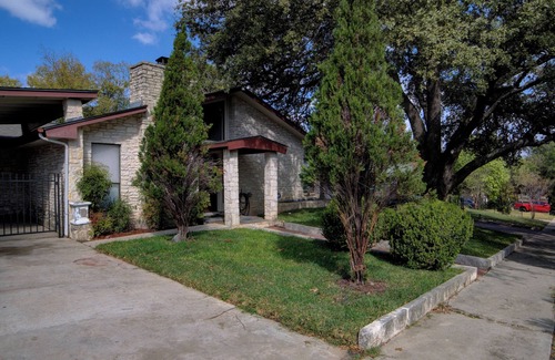 Leon Valley House | Charming 3-bedroom home in San Antonio with AC, Fast WiFi, Pet Friendly.