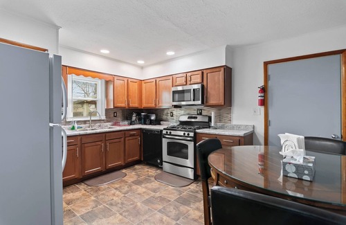 Springfield House | Charming 3-bedroom house in enchanting Springfield with Wifi, Smart TV, King Bed