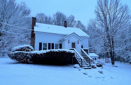 Stamford House | Charming 3-bedroom Vermont house with outdoor Sauna and Mountain Views