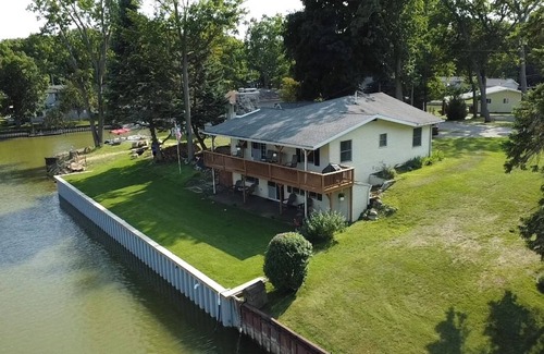 Pigeon House | Charming 3-bedroom water-front house 10min from Caseville with WiFi, AC, Heat