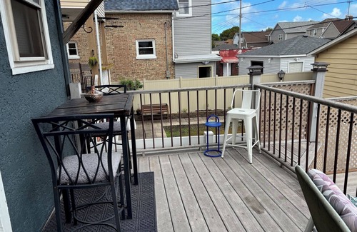 Whiting House | Charming 3-BR home on a cobblestone street near the Lake Michigan lakefront.