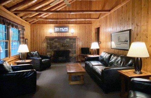 Reeders Cabin | Charming 3 BR Log Cabin in the Poconos