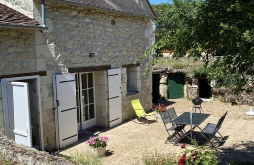Saint-Epain Cottage | Charming 3-Level Cottage with Private Garden & Central Heating in Saint-Épain