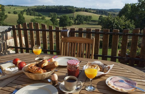 Chirassimont Cottage | Charming 3-Story Cottage with Garden, Wood Stove, and Pizza Oven in Scenic Countryside