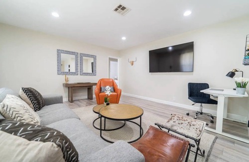 Lake Balboa House | Charming 3BD Home in a Tranquil Neighborhood