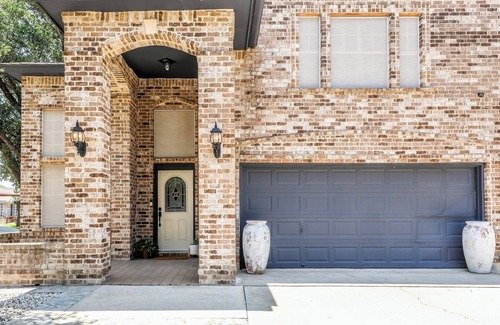 Bonanza House | Charming 3bdrm home with pool, fitness rm,and relaxing backyard North of Laredo.