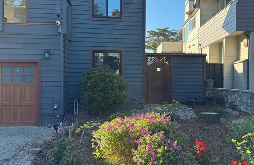 Moss Beach House | Charming 3BR/3BA home with WiFi in Moss Beach ocean view 1/2 block from beach