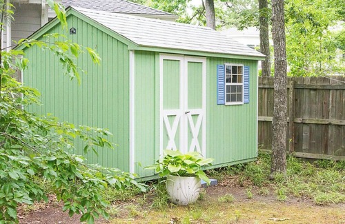 The Pines Cottage | Charming 3BR Coastal Bungalow—Bike to Beach, Walk to Town!