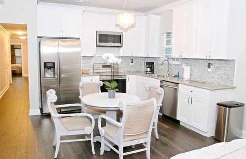 Tulane - Gravier Apartment | Charming 3BR in Mid-City: Private Space, Chef's Kitchen, Steps to Endymion, Zulu Parade