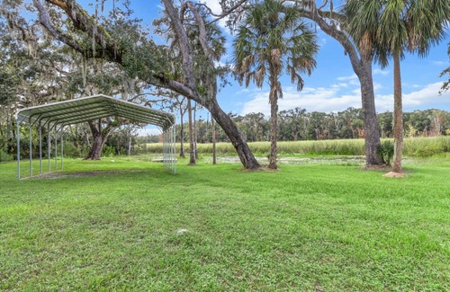 Inverness House | Charming 3BR Waterfront Home - Perfect for Airboat and Fishing Enthusiasts- Close to Disney