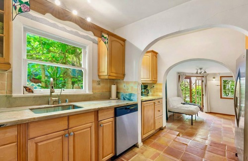 Ocean Park House | Charming 4+2 House in Heart of Santa Monica, walk 2 Beach, Main St, Venice &More