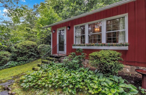 Ridgecrest Cottage | Charming 4-bedroom cottage in welcoming Black Mountain with WiFi.