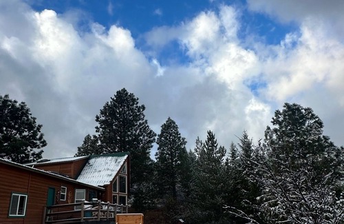 Boise Bed & Breakfast | Charming 4-bedroom B&B with near 360 Views & WiFi in the Boise Mountains!