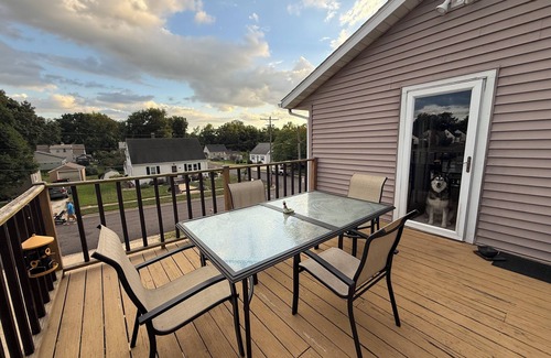 Washington House | Charming 4 Bedroom, Fire Pit, Outdoor Projector, Heated Pool, Close to Downtown